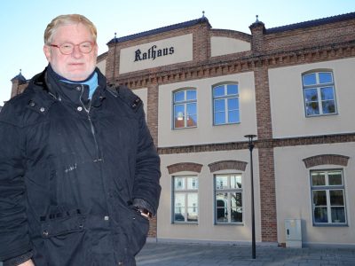 Fotomontage Peter Jungmeister vor dem Ebreichsdorfer Rathaus